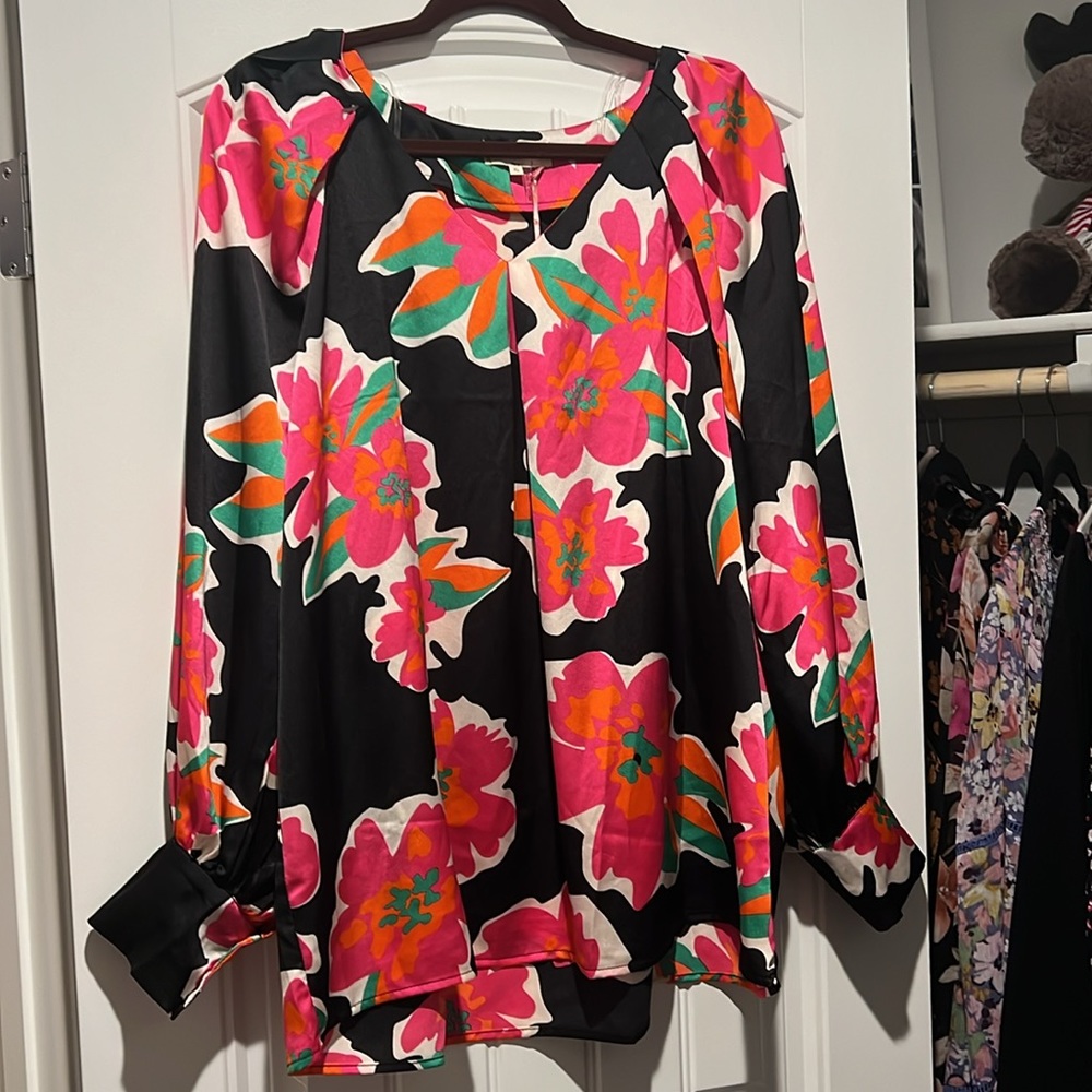 Gorgeous Entro floral blouse. NWT. Size XL. - Picture 6 of 10
